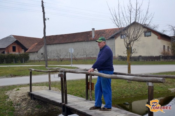 FOTO: Pišta v Murskih Črncih je postavil brv čez Mokoš, kak je »inda bilou« 